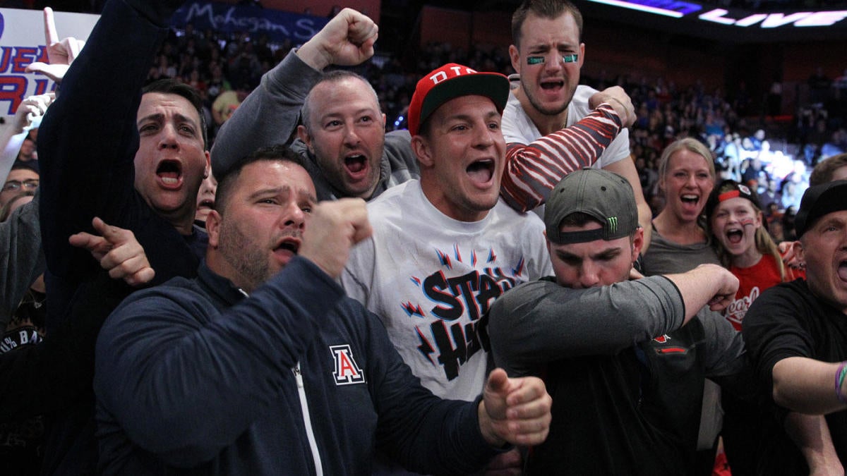 WATCH: Gronk gets rowdy in crowd at WWE 'SmackDown' show Tuesday ...