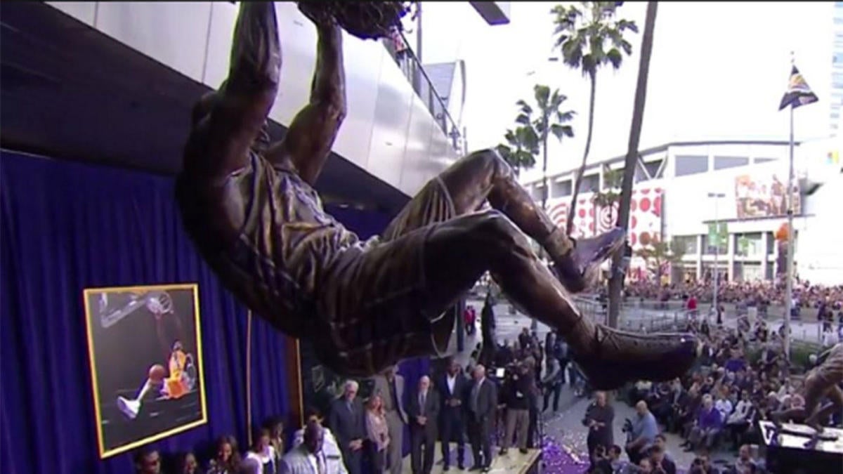 The Lakers will honor Shaquille O'Neal with this gold-plated dunking statue  