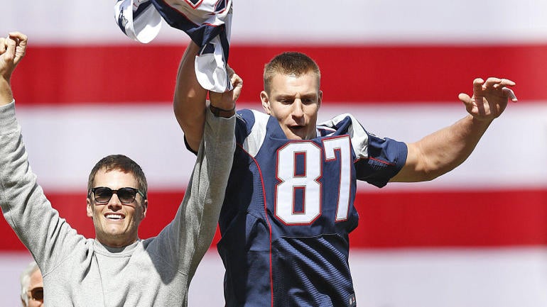 WATCH: Tom Brady raises stolen jersey at Red Sox opener 