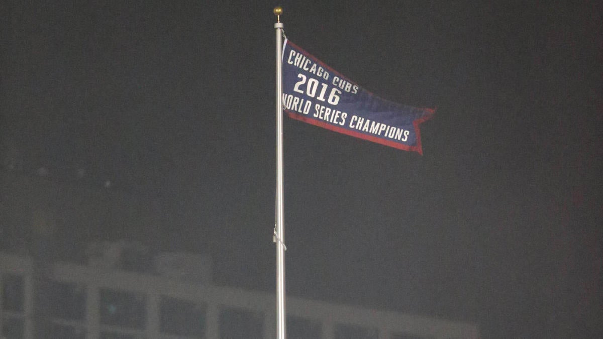Rizzo, Cubs raise World Series banner during home opener
