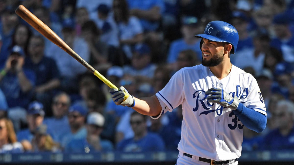 Eric Hosmer attempts to catch a fly ball : r/baseball