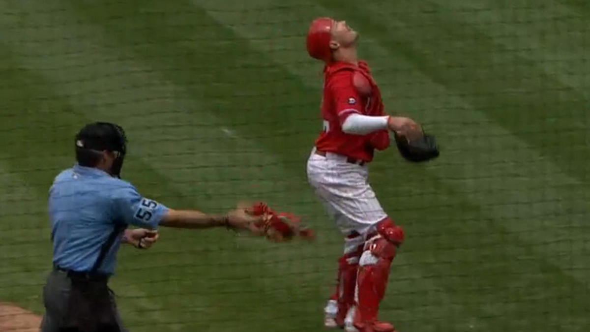 WATCH: MLB umpire makes smooth, nonchalant grab of flying catcher's ...
