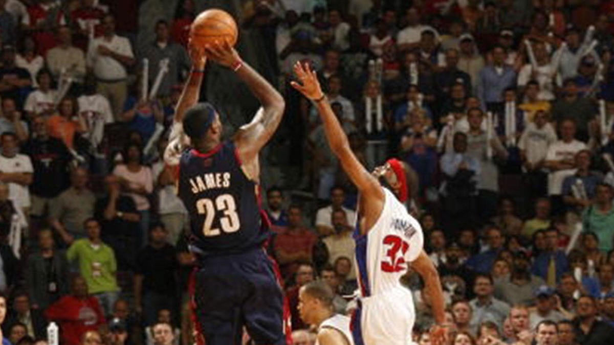 Sneaker Moments: LeBron James Scores 25 Straight Points Against the Pistons  in '07