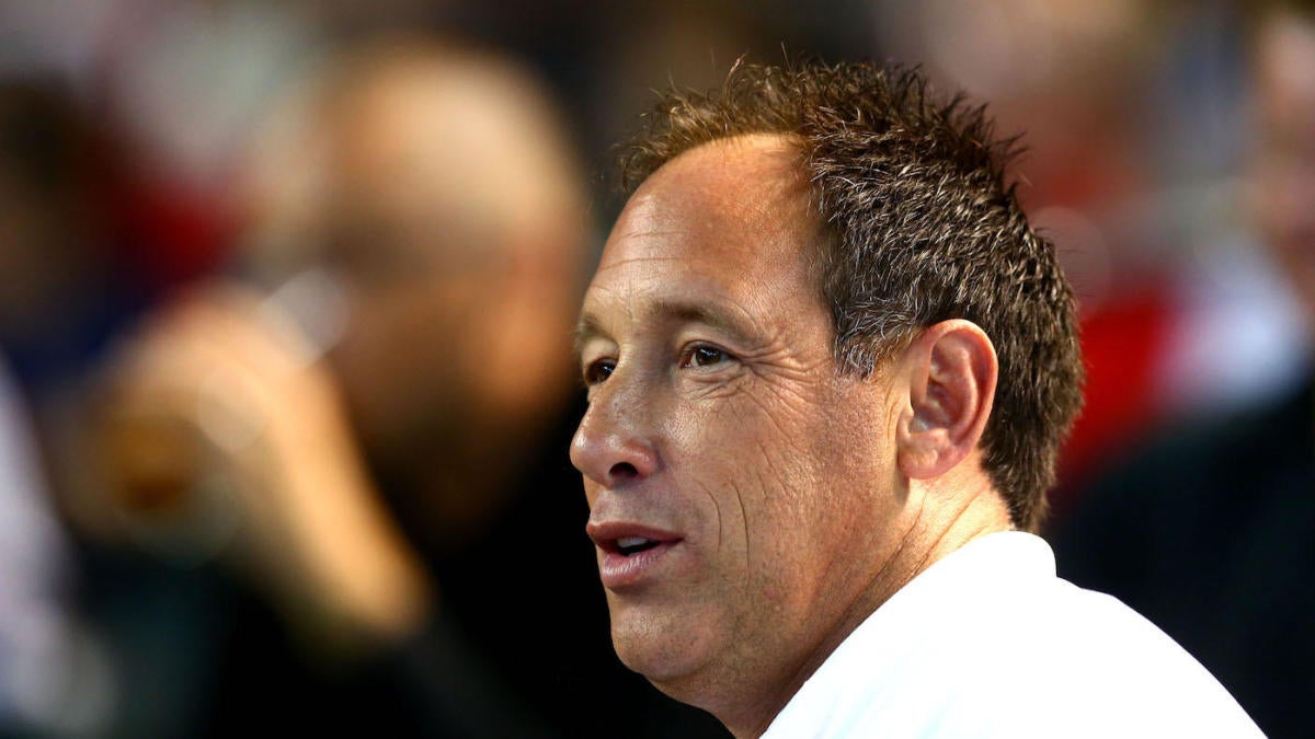 Former MLB Player Luis Gonzalez Pulls Woman from Car After