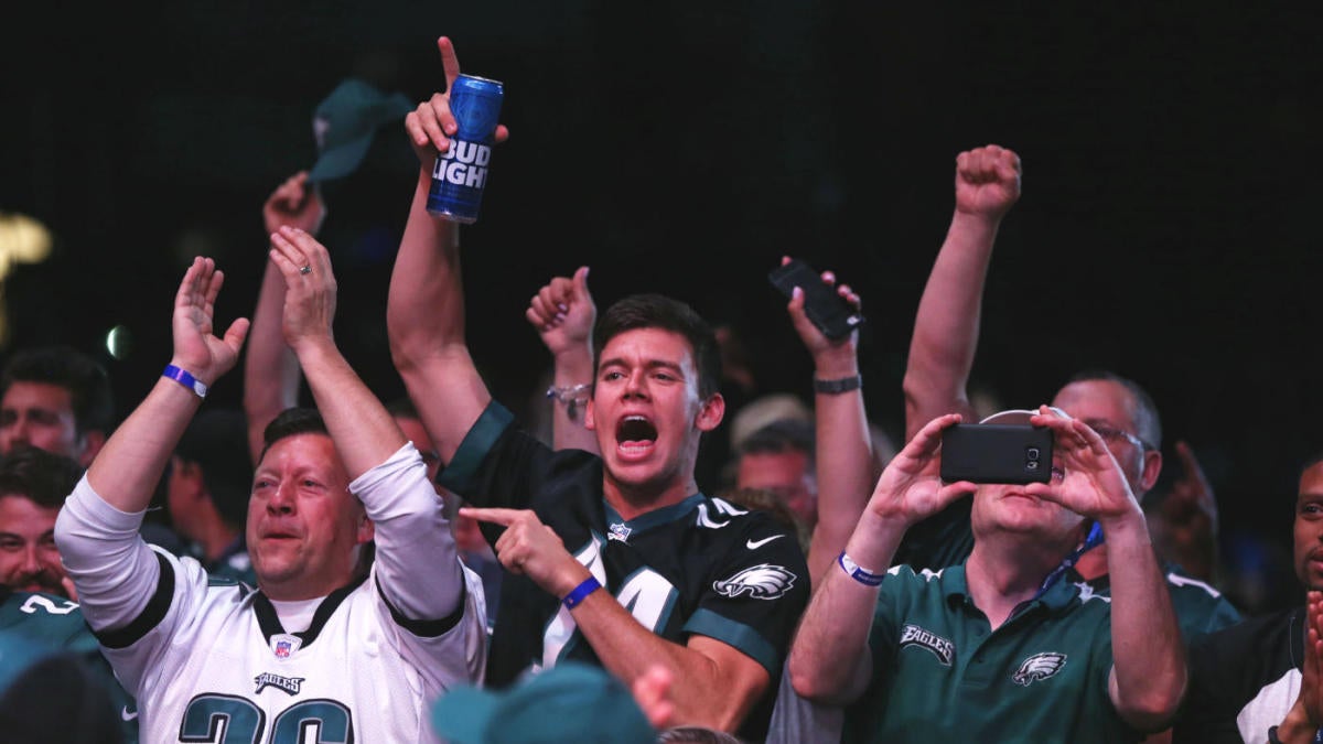 Eagles fans mock Vikings' Skol chant with 'Foles' twist