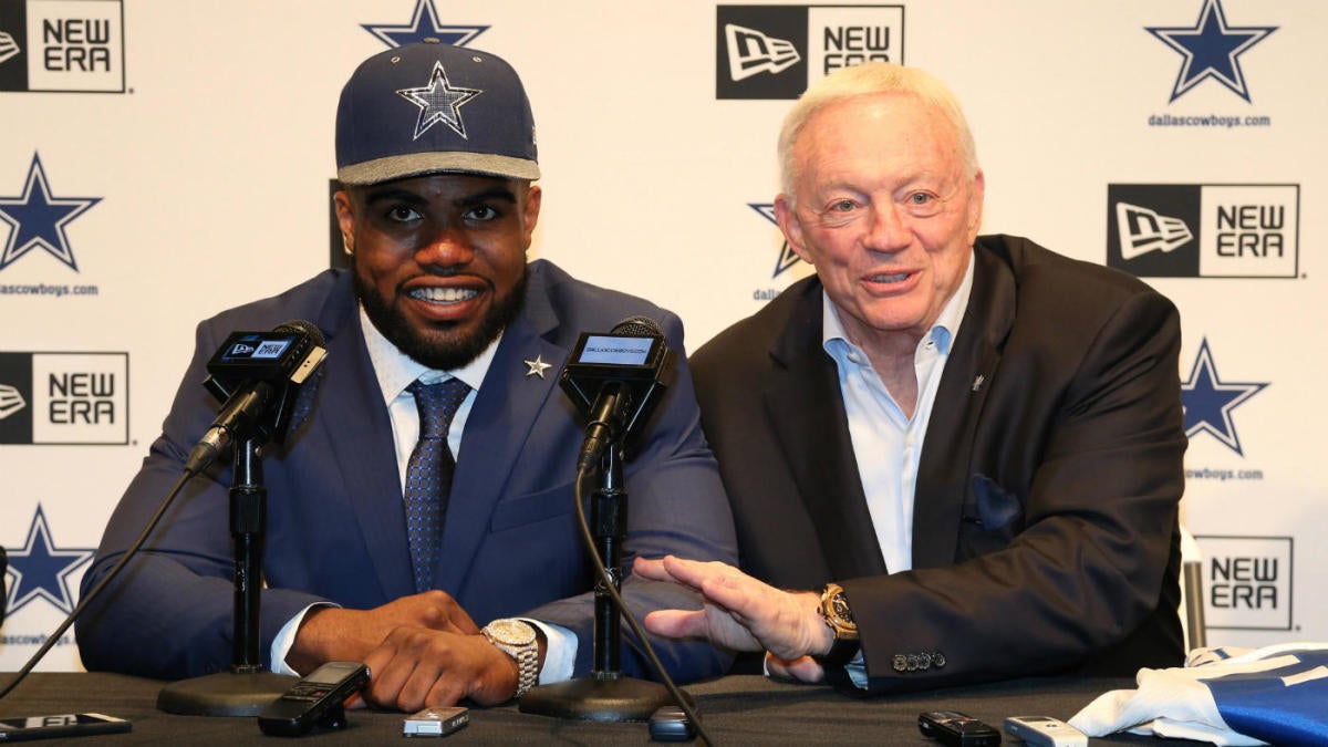 Jerry Jones gifts Ezekiel Elliott a 'Zeke Who?' shirt during news  conference