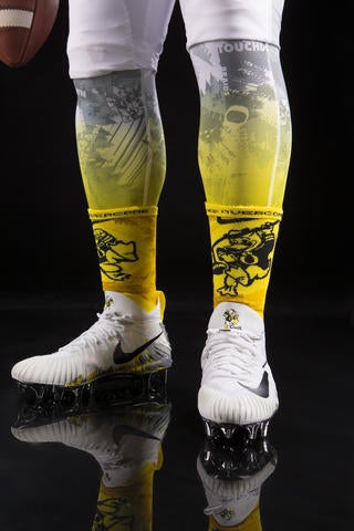 Oregon Ducks unveil 'Stomp Out Cancer' uniforms for UCLA game