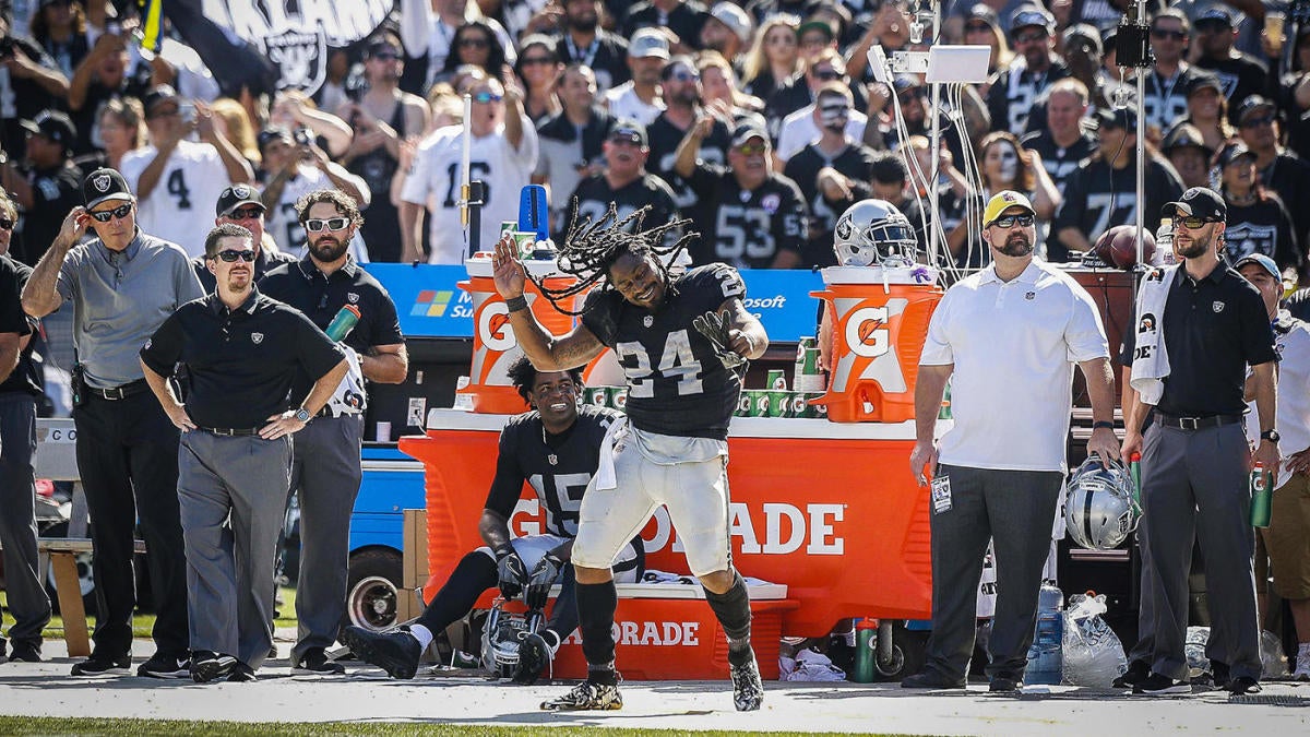 Marshawn Lynch sideline dance in his Oakland home debut inspired Raiders  teammates 'he never did that in Seattle' - Silver And Black Pride