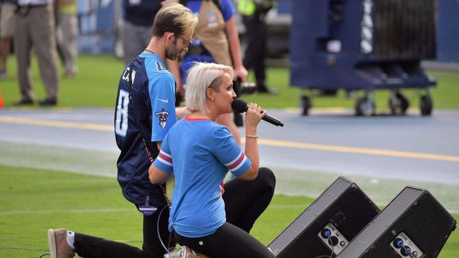 titans-anthem-knee-09-24-17.jpg