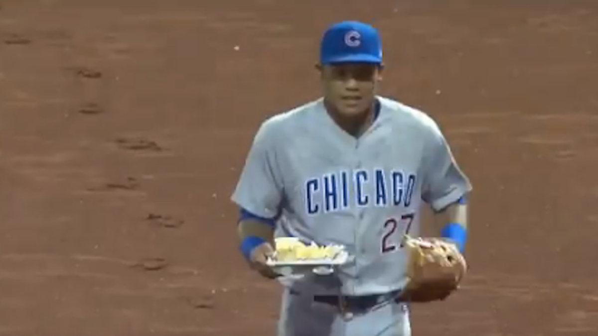 SEE IT: Cubs shortstop Addison Russell gives fan nachos – New York Daily  News