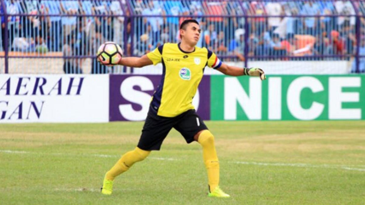 Veteran soccer player in Indonesia dies following horrific ingame head