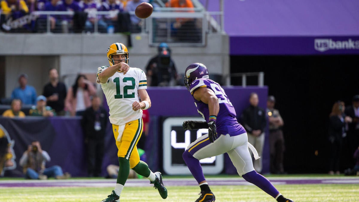 Anthony Barr of the Minnesota Vikings gets set against the