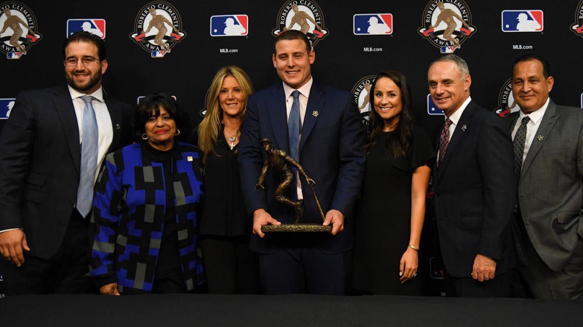 MLB notes: Cubs' Rizzo wins Roberto Clemente Award