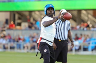 Michael Vick, other pros give flag football debut NFL feel