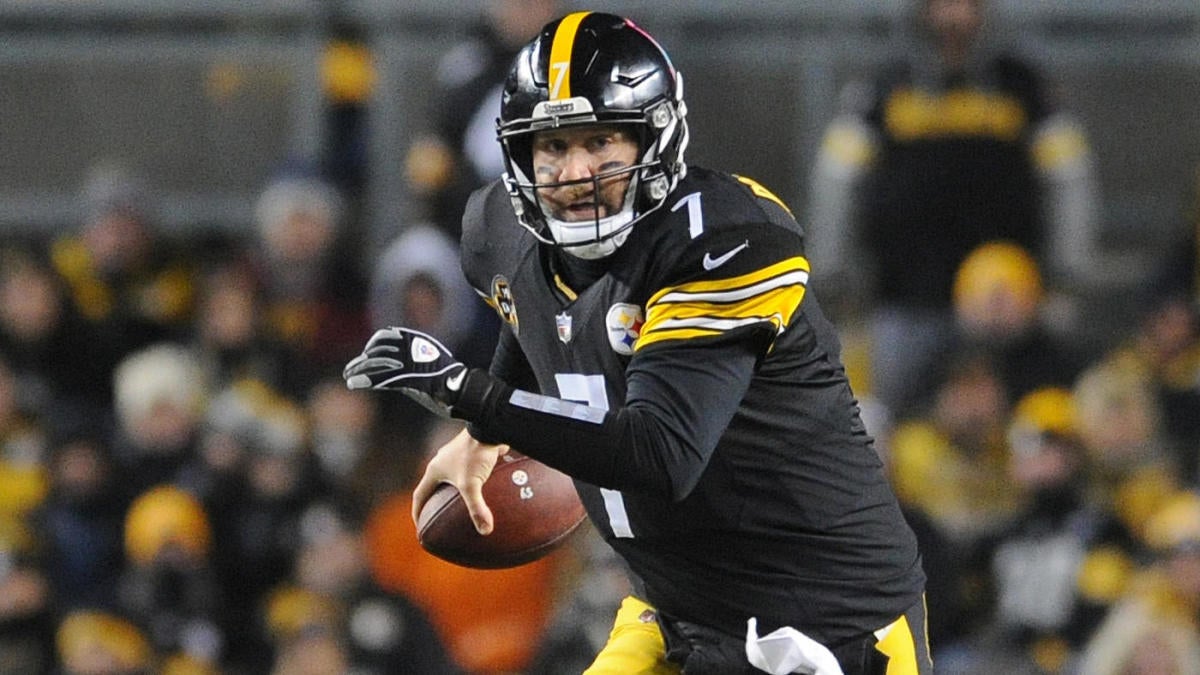 Pittsburgh Steelers quarterback Ben Roethlisberger (7) walks off the field  holding the jersey of linebacker Ryan Shazier after beating the Baltimore  Ravens 39-38 to clinch the AFC North Championship in an NFL