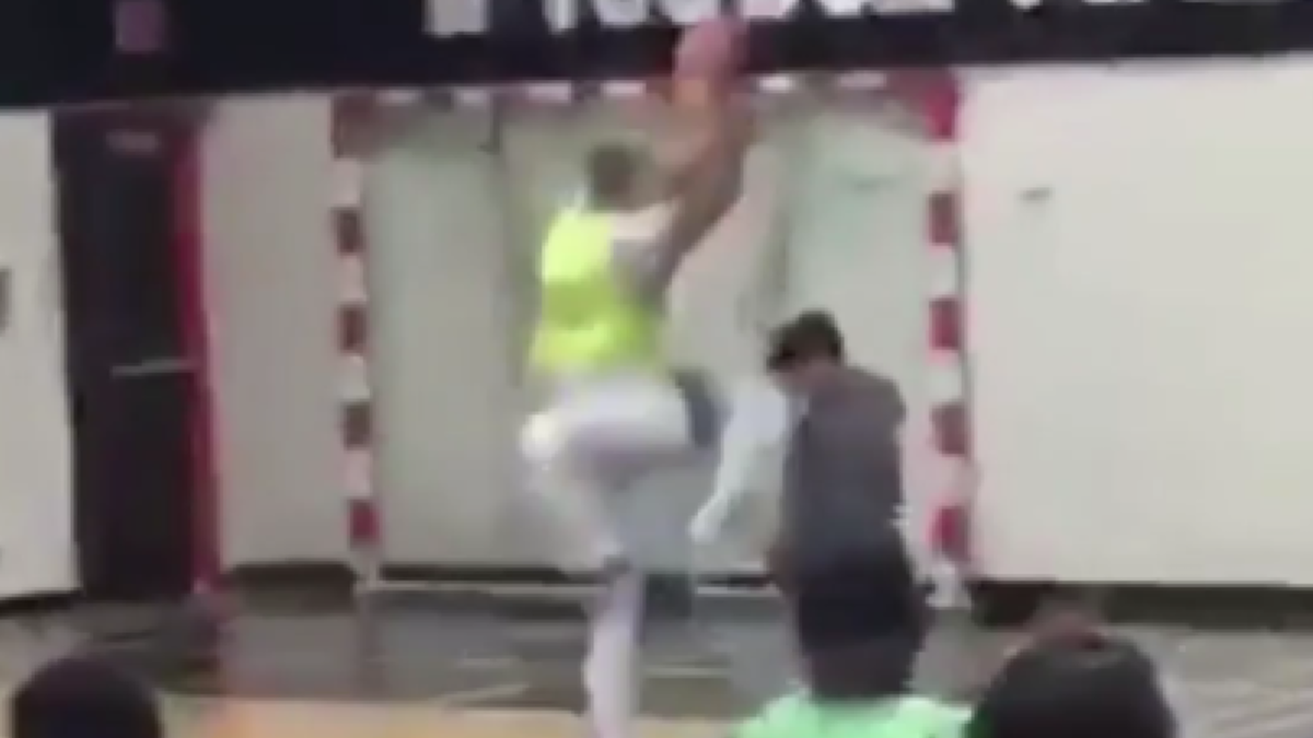 Download WATCH: Dunk attempt ends in kid getting brutally kneed in ...