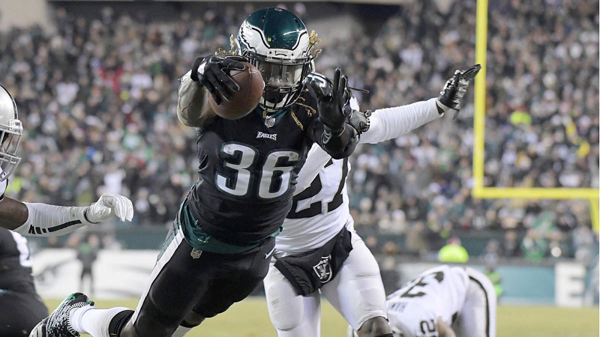 Eagles secure playoff berth with rout of Giants