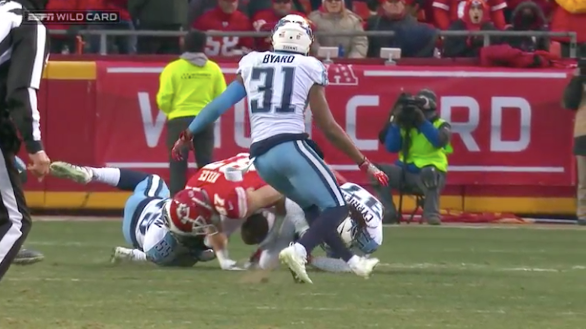 Refs struggle as Travis Kelce ruled out after being injured on ...