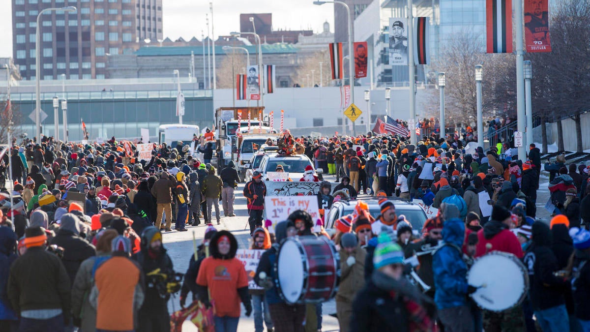 Browns fans protest 0-16 season with parade