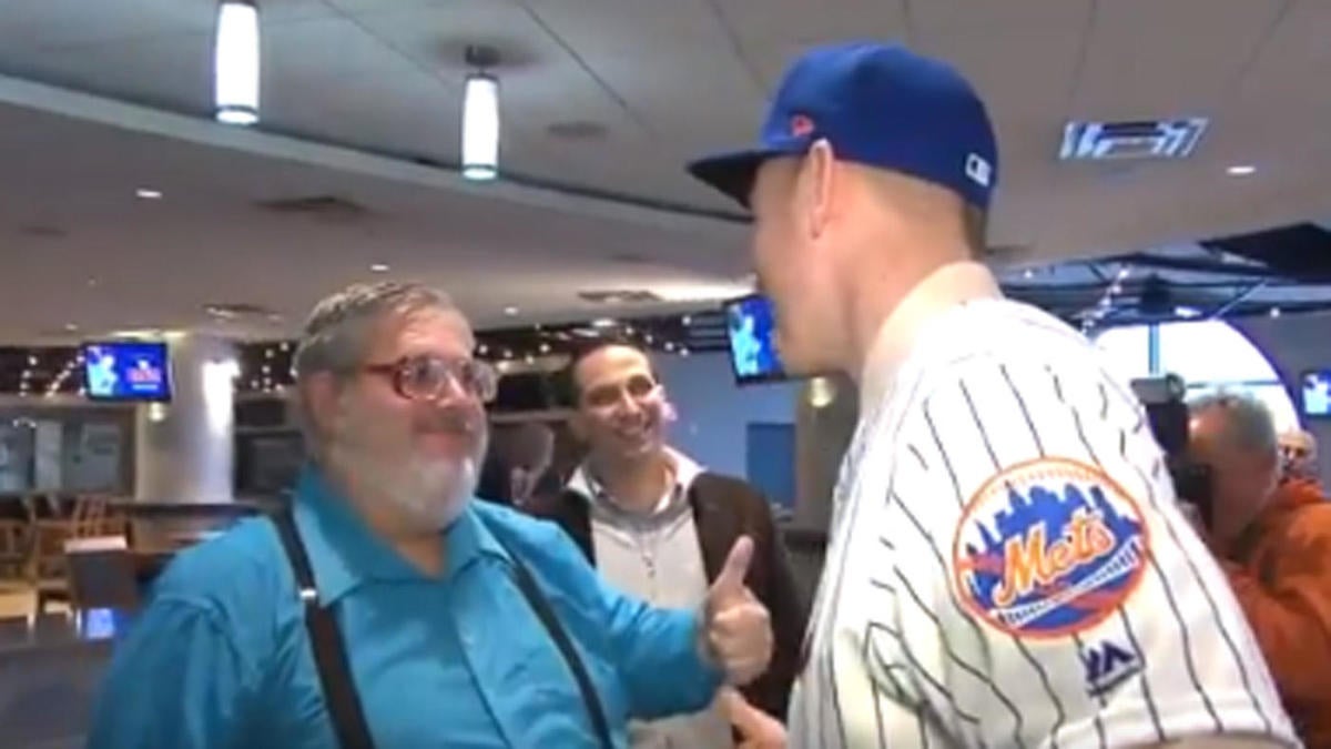 LOOK: The Todd Frazier thumbs down guy is now the thumbs up guy for the  Mets 