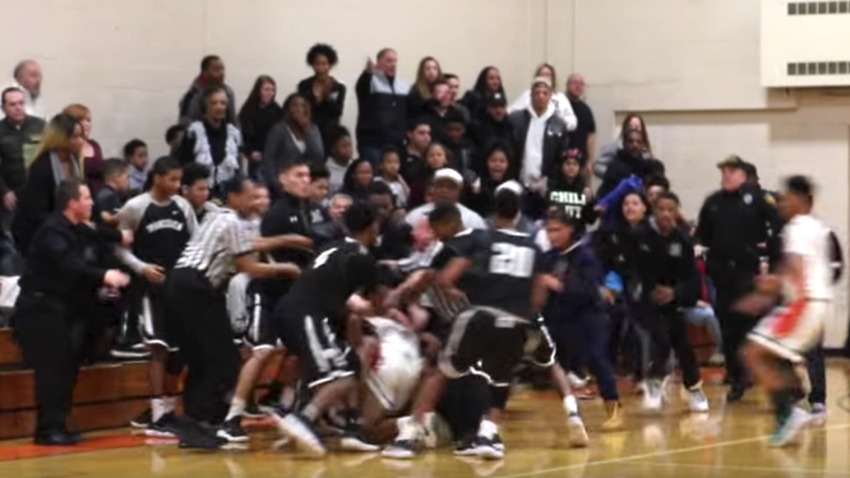 Download WATCH: Cops called after wild brawl during high school ...