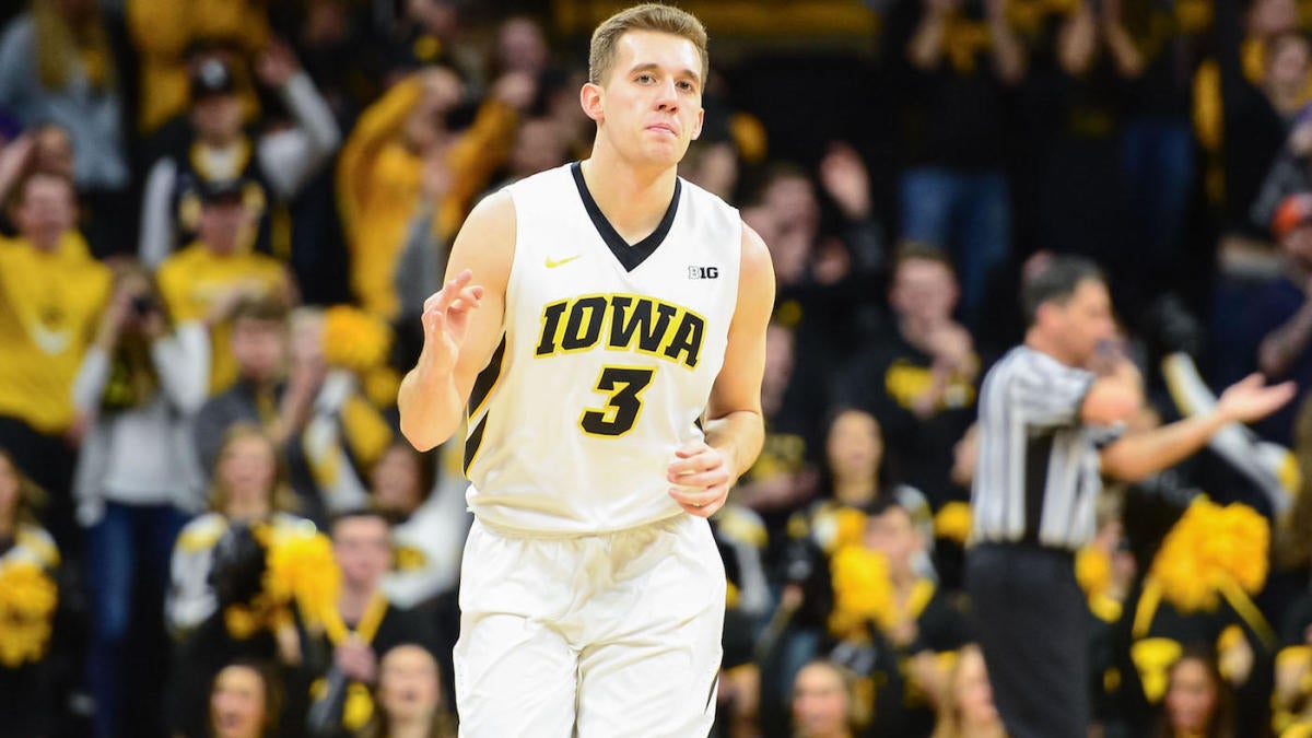 Iowa player intentionally misses a free throw to keep late Hawkeye in ...