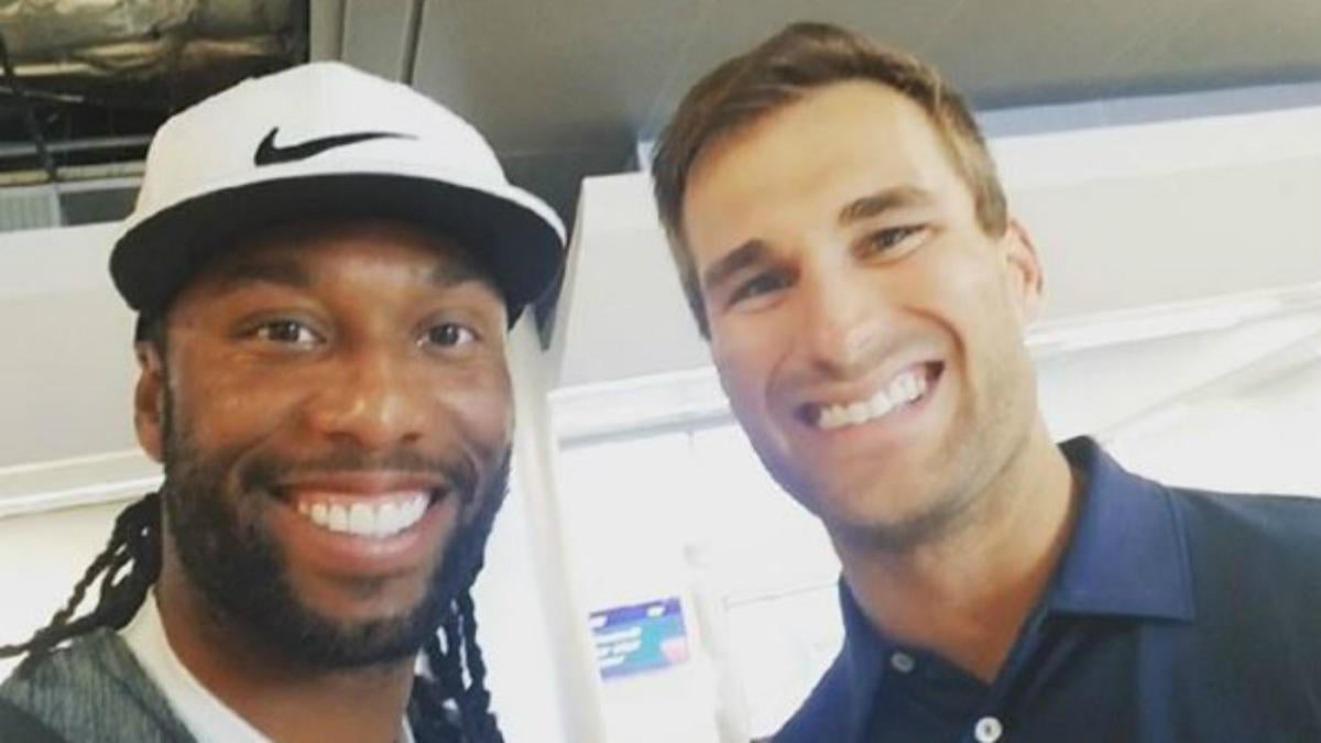 Look Larry Fitzgerald Sees Kirk Cousins At Airport Immediately Starts Recruiting Cbssports Com