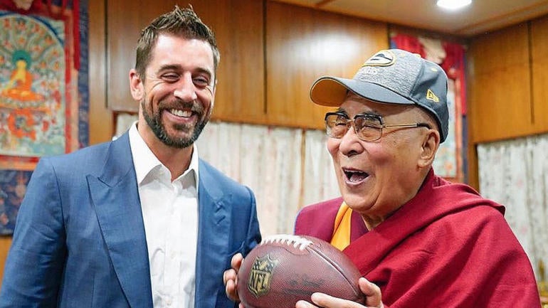 LOOK: Aaron Rodgers gives the Dalai Lama a Packers hat and 