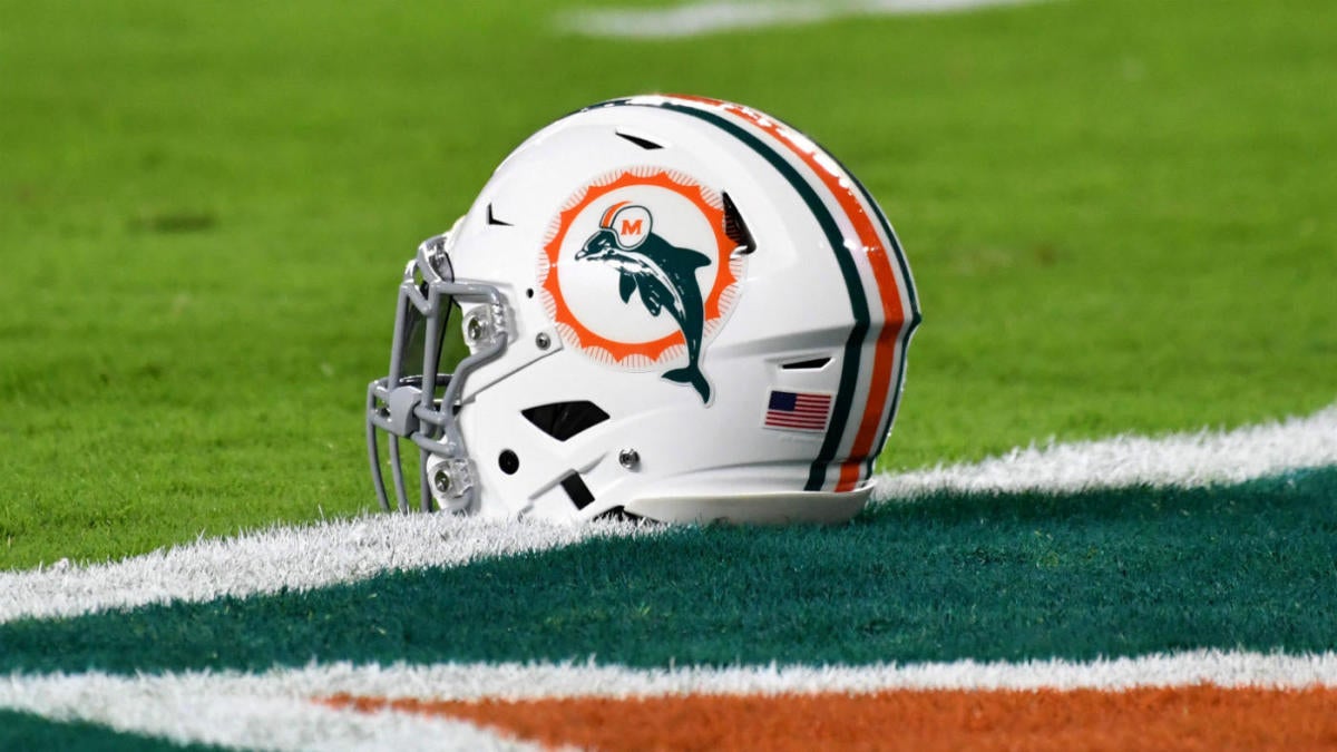 Dolphins cheerleader says she faced discrimination after revealing