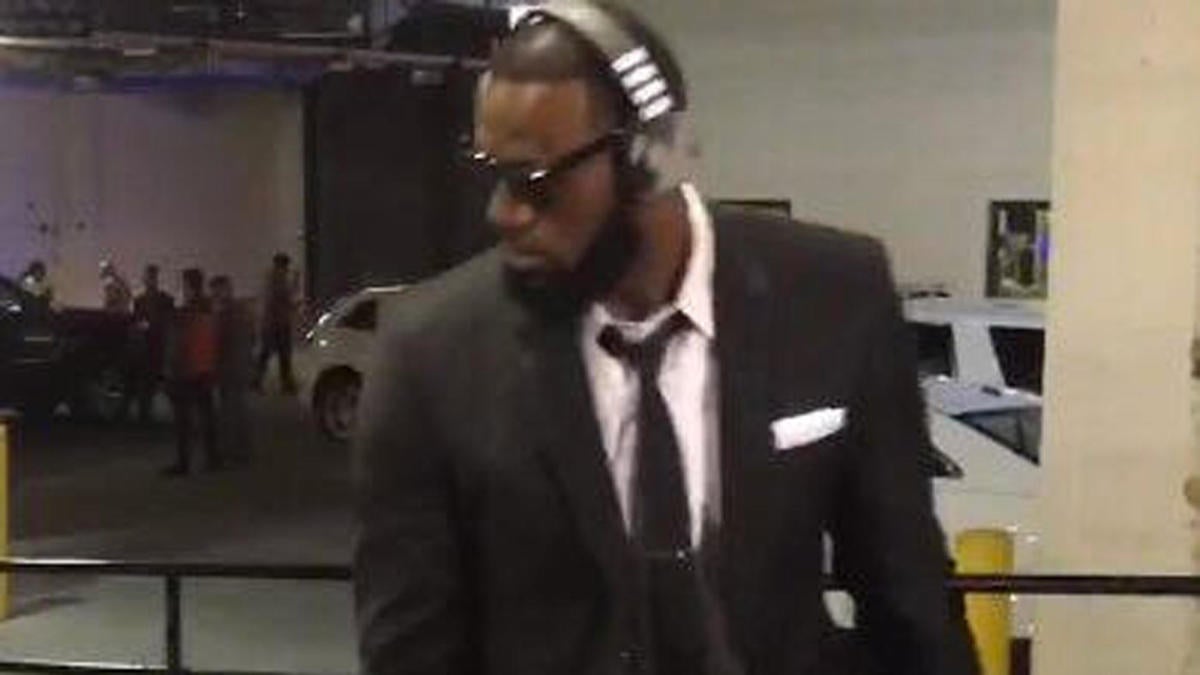 LeBron James, Cavaliers wear matching suits to game — again