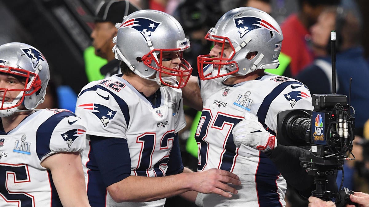 Tom Brady, Rob Gronkowski throw during private workout at UCLA campus 