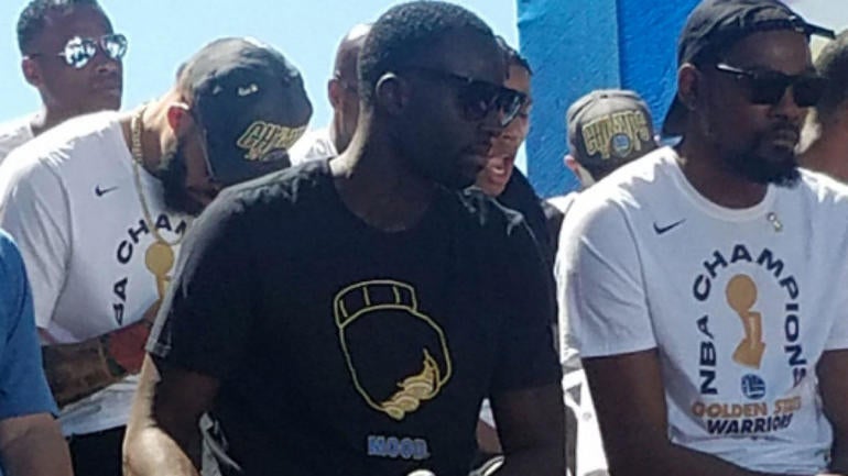 Draymond Green Trolls Lebron James With T Shirt Once Again At Warriors Championship Parade 