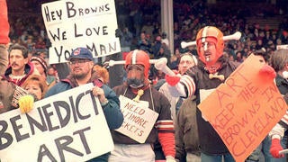 Fans line up in stadium to mourn owner Art Modell 