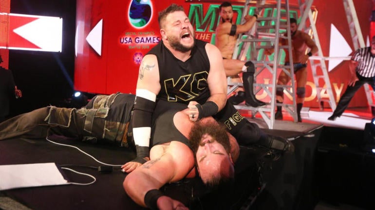 kevin-owens-braun-strowman-wwe-mitb-ladder.jpg