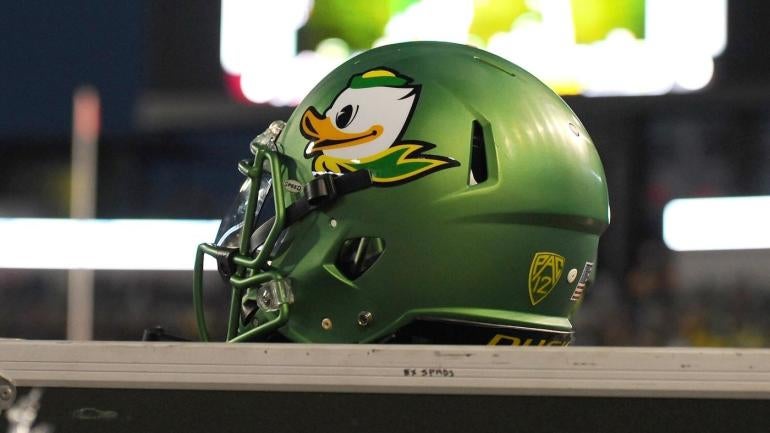 oregon-football-helmet.jpg