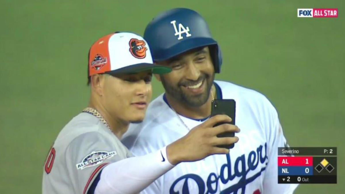 As trade rumors whirl, Machado snaps selfie with Dodgers' Kemp