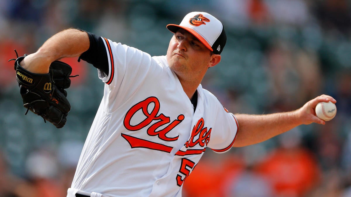 Orioles trade closer Zach Britton to Yankees for three prospects