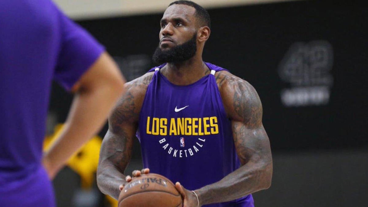Magic Johnson Lebron James Will Be Model For Young Lakers On How To Dominate On And Off Court Cbssports Com
