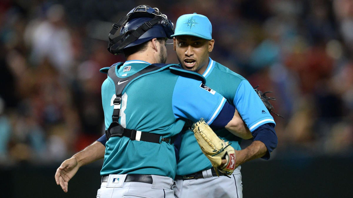 Edwin Diaz inches closer to history. Mariners needed that behind more  sluggish offense