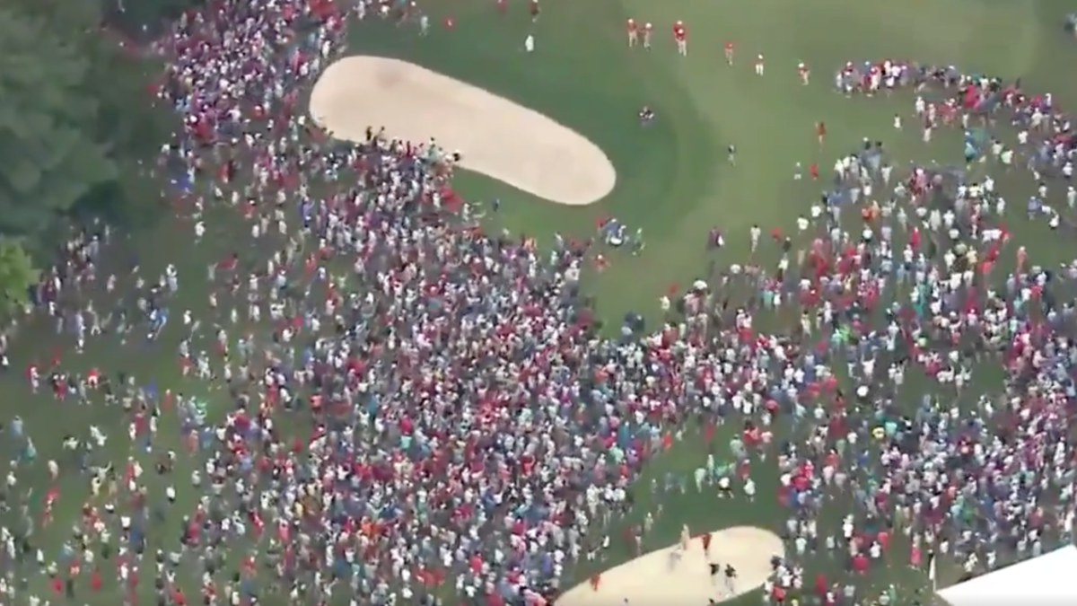Look The Crowd Swarming Tiger Woods On 18 At The Tour Championship Was Absolutely Insane Cbssports Com