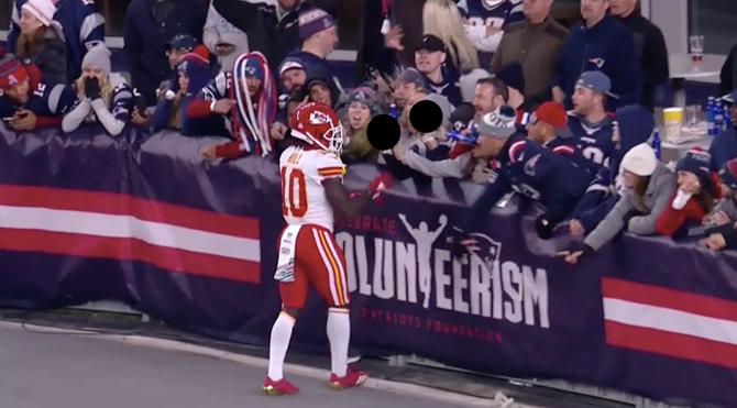 tyreek-hill-chiefs-patriots-beer-finger.png