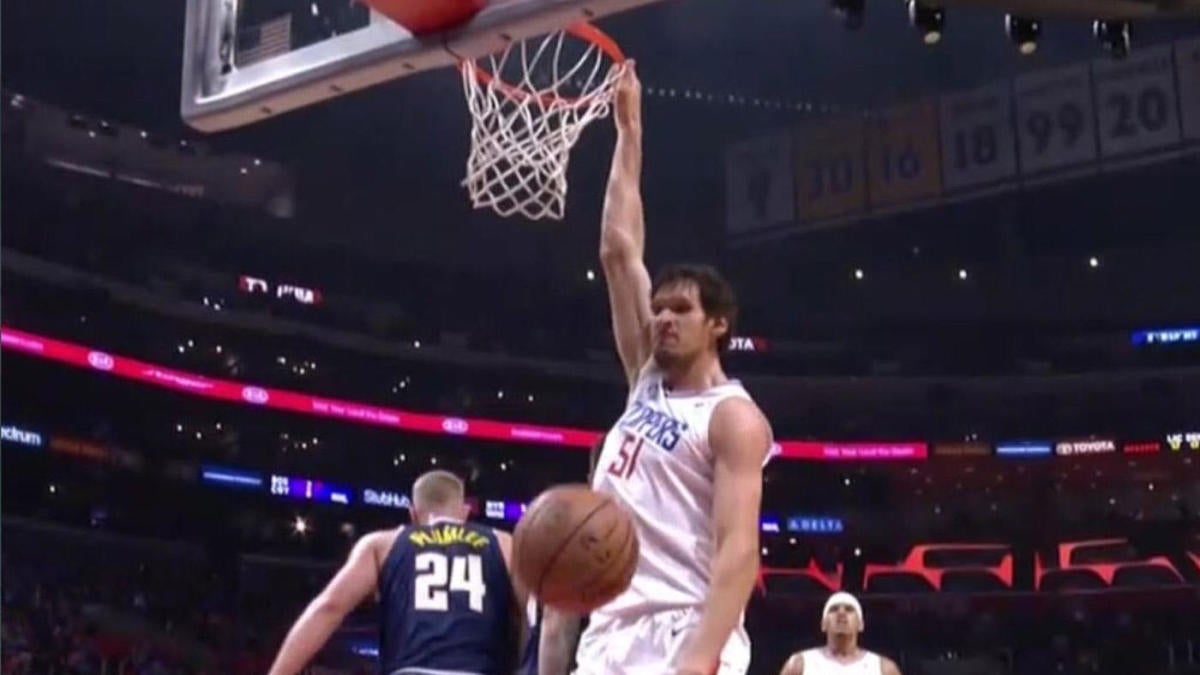 Boban Marjanovic throws down a flat-footed dunk