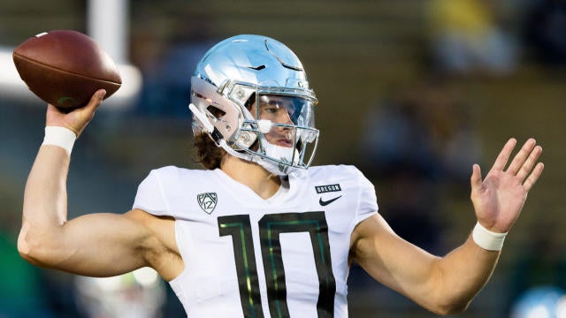 Oregon QB Justin Herbert bypassing 2019 NFL Draft, will return to