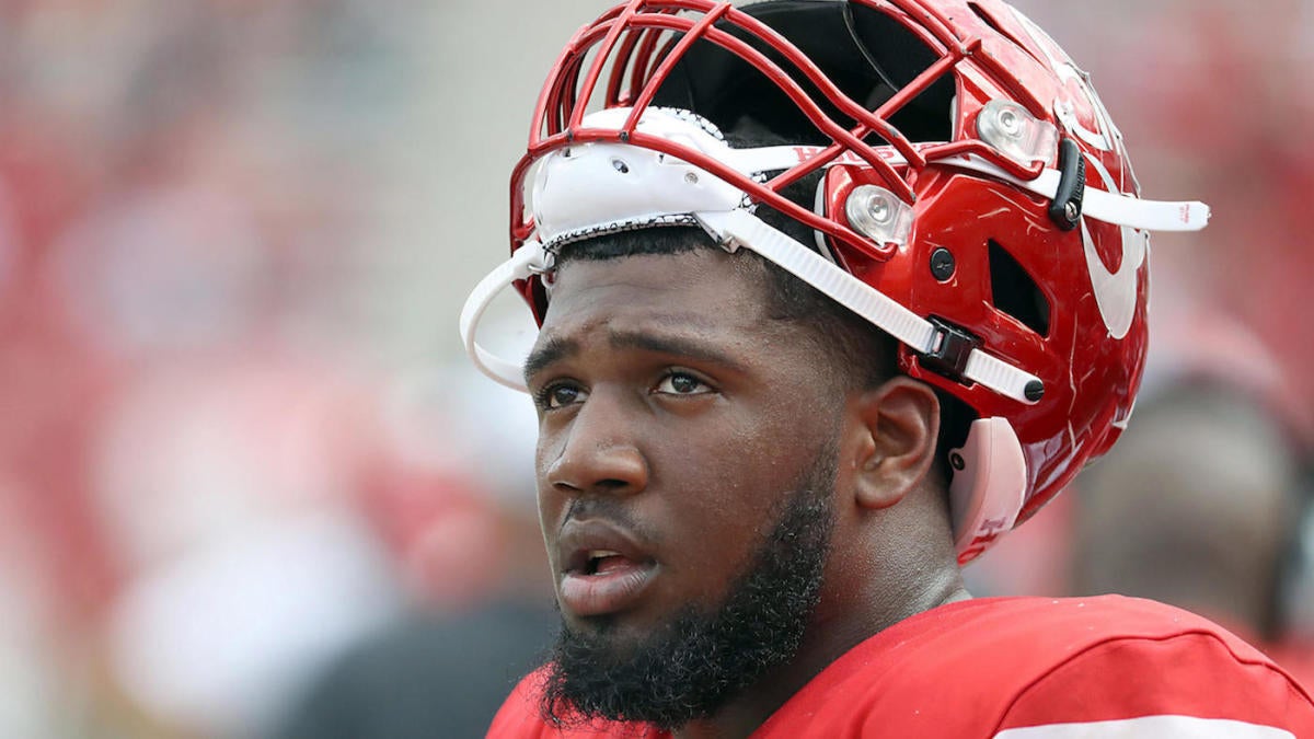 Top NFL prospect Ed Oliver and Houston coach Major Applewhite squabble over  jacket on sidelines