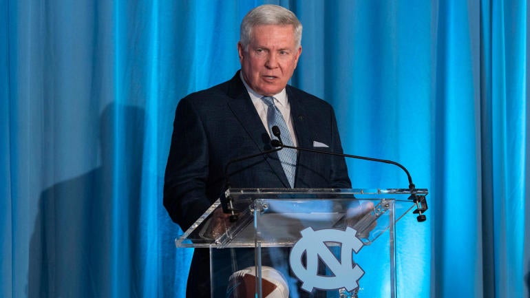 mack-brown-unc-podium.jpg