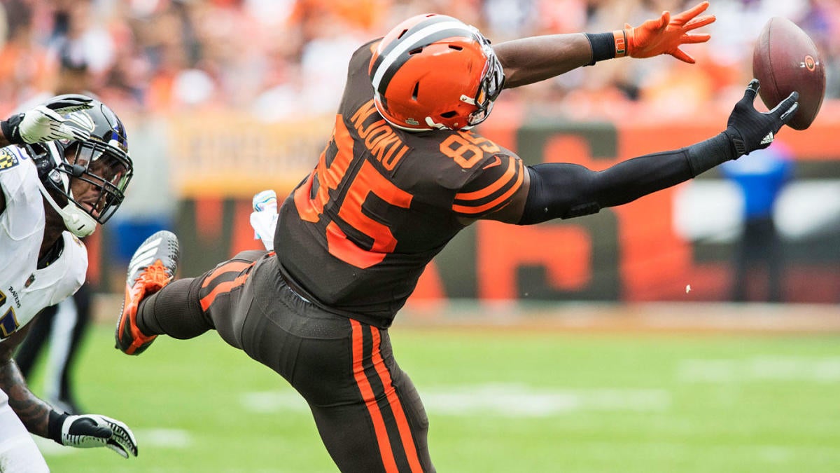 AP source: Browns, Njoku agree on 4-year contract extension