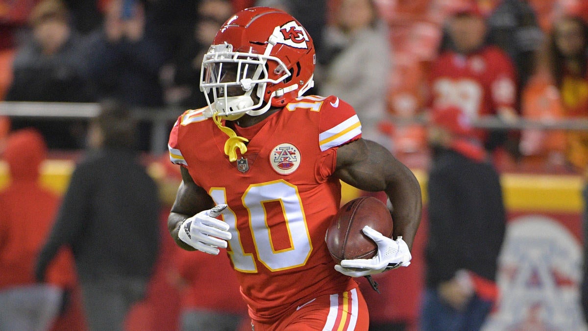 Tyreek Hill taken to hospital after suffering shoulder injury, likely ...