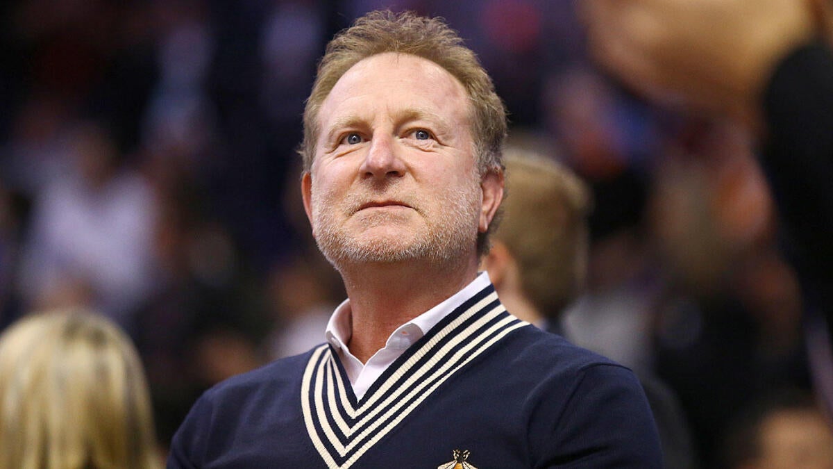 La NBA suspend le propriétaire des Suns, Robert Sarver, pour un an après une enquête indépendante sur sa conduite au travail