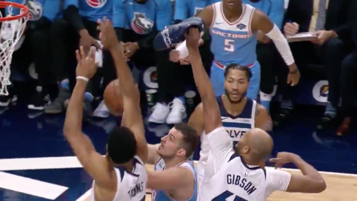 Timberwolves Taj Gibson Tried To Block A Shot With His Shoe After It Fell Off Cbssports Com
