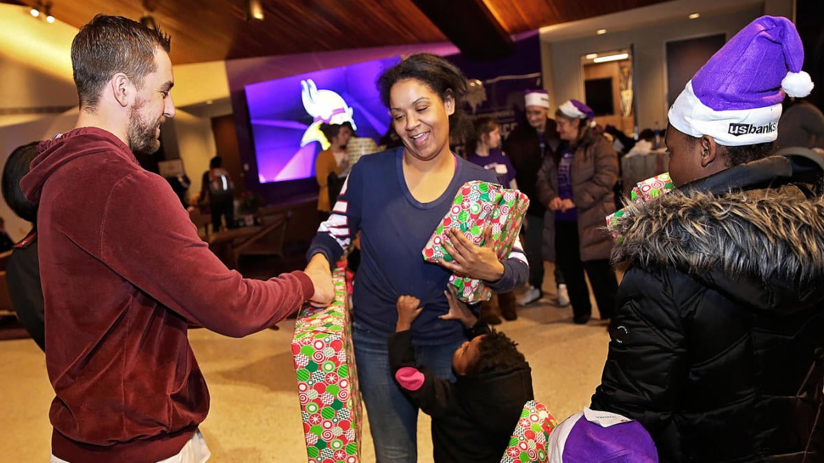 Dolphins' Kenny Stills Surprises Kids With Holiday Shopping Spree - CBS  Miami